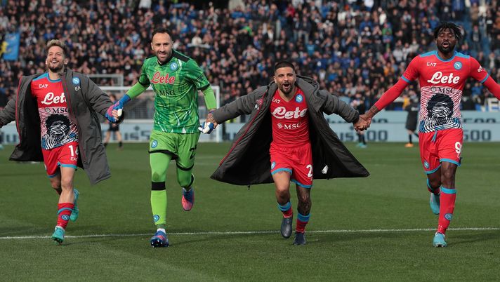 BERGAMO, ITALY - APRIL 03: Lorenzo Insigne of SSC Napoli celebrates victory with his teammates Andre Anguissa (R) David Ospina and Dries Mertens (L) at the end of the Serie A match between Atalanta BC and SSC Napoli at Gewiss Stadium on April 03, 2022 in Bergamo, Italy. (Photo by Emilio Andreoli/Getty Images) insigne napoli