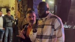 Lukaku versione comico alla cena di squadra: sketch tutto da ridere con Mariano Bruno