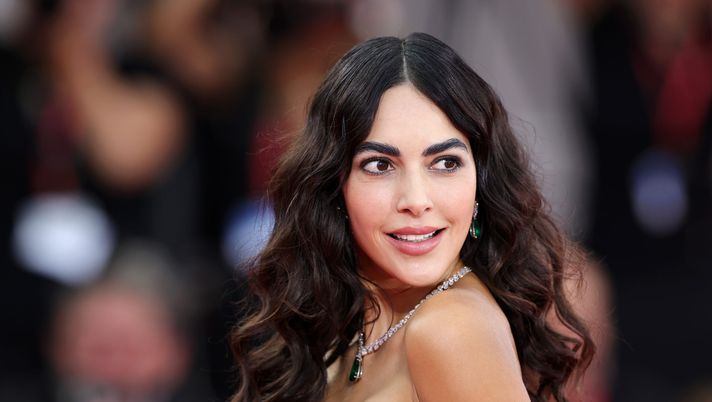 VENICE, ITALY - SEPTEMBER 02: Rocío Muñoz Morales attends the 'The Room Next Door' red carpet during the 81st Venice International Film Festival on September 02, 2024 in Venice, Italy. (Photo by Massimo Rosi/Getty Images) Rocio Munoz Morales: “Sono con le mie bambine e mia mamma, sono felice” - immagine 1