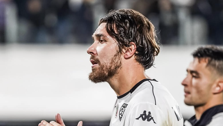 Serie B, paura in Spezia-Bari: tifoso cade nel fossato del Picco. Partita sospesa - immagine 1