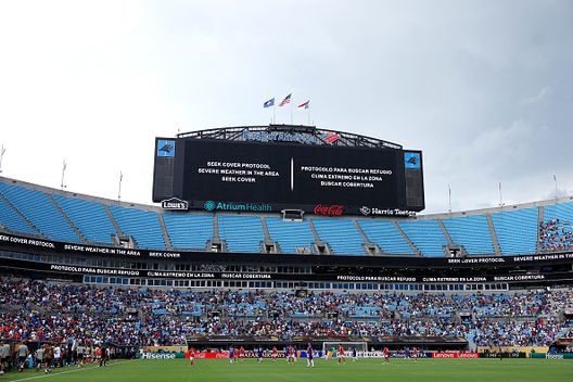 Il tabellone dello stadio annuncia l'utilizzo del protocollo per maltempo (Photo by Buda Mendes/Getty Images) Chelsea-Benfica dura 4 ore e 38 minuti, Maresca: “Questo non è calcio”- immagine 2