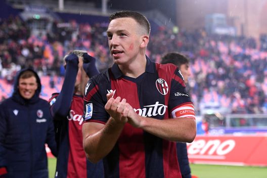 Juventus, sempre meno posto per Arthur: piace un centrocampista del Bologna- immagine 2