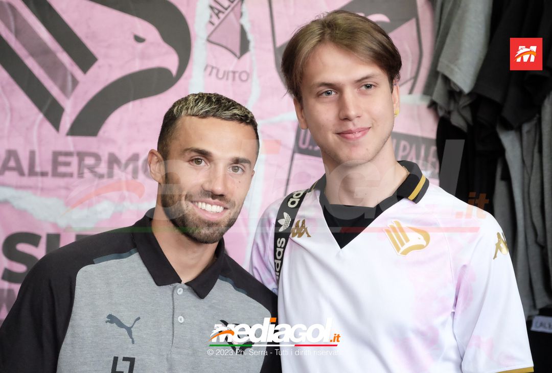 FOTO PALERMO: Federico Di Francesco scatta selfie con i tifosi allo store (GALLERY) - immagine 40