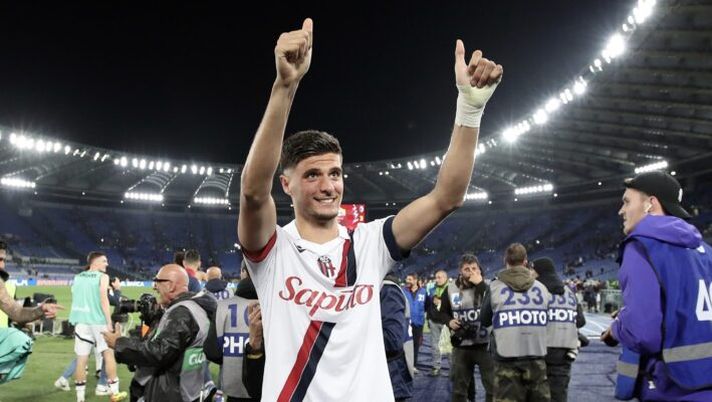 ROME, ITALY - APRIL 22: Oussama El Azzouzi of Bologna FC shows appreciation to the fans after his team's victory ing the Serie A TIM match between AS Roma and Bologna FC at Stadio Olimpico on April 22, 2024 in Rome, Italy. (Photo by Paolo Bruno/Getty Images) “La mia asta è la più folle d’Italia: vi racconto la mia lega Mantra a 20 squadre in modalità draft” - immagine 1
