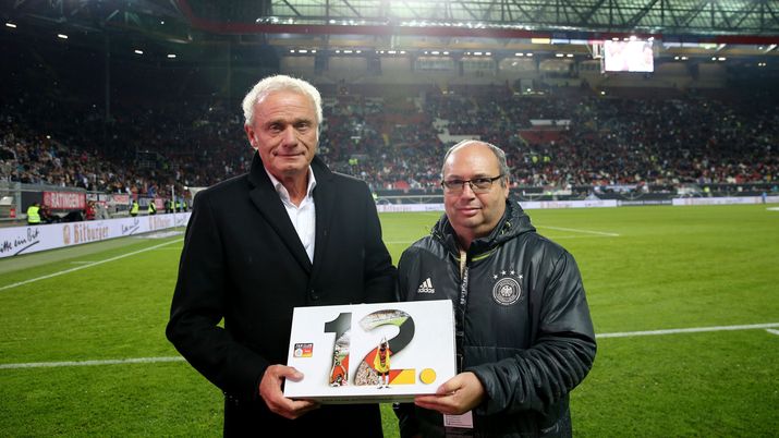 KAISERSLAUTERN, GERMANY - OCTOBER 08: Hans-Peter Briegel gets new member of the Fan Club National Team during the FIFA 2018 World Cup Qualifier between Germany and Azerbaijan at Fritz-Walter-Stadion on October 8, 2017 in Kaiserslautern, Germany. (Photo by Christof Koepsel/Bongarts/Getty Images) Briegel: “Il Bayer non gioca più come ad inizio stagione. La Roma può farcela” - immagine 1