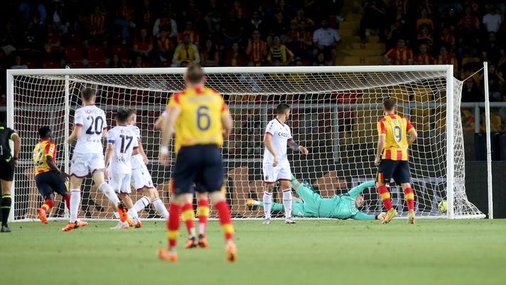 LECCE, ITALY - JUNE 04: Lameck Banda of Lecce scores his team's first goal during the Serie A match between US Lecce and Bologna FC at Stadio Via del Mare on June 04, 2023 in Lecce, Italy. (Photo by Maurizio Lagana/Getty Images) Un Lecce entusiasta si infrange contro il cinismo del Bologna: il gioco di Thiago- immagine 3