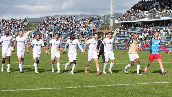 EMPOLI, ITALY - OCTOBER 20: All players of SSC Napoli celebrates the victory after during the Serie A match between Empoli and Napoli at Stadio Carlo Castellani on October 20, 2024 in Empoli, Italy. (Photo by Gabriele Maltinti/Getty Images) napoli