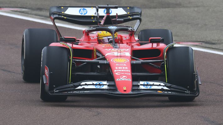 Hamilton fa impazzire i tifosi della Ferrari e presenta il suo nuovo casco giallo  Hamilton fa impazzire i tifosi della Ferrari e presenta il suo nuovo casco giallo - immagine 1