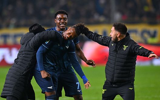 PARMA, ITALIA - 13 DICEMBRE: Tijjani Noslin (C) e Fisayo Dele-Bashiru del Lazio (in alto) festeggiano dopo la vittoria della squadra nella partita di Serie A tra Parma Calcio 1913 e SS Lazio allo Stadio Ennio Tardini il 13 dicembre 2025 a Parma, Italia. (Foto di Alessandro Sabattini/Getty Images) Lazio eroica, batte il Parma in 9 contro 11: nessuno come i biancocelesti.. e il Barcellona- immagine 2