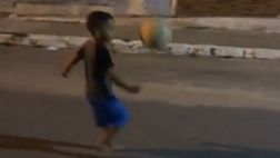 Talento innato, un bimbo di soli tre anni palleggia come un calciatore