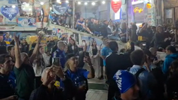 I tifosi cantano per Diego al murale, parte il coro del suo iconico allenamento