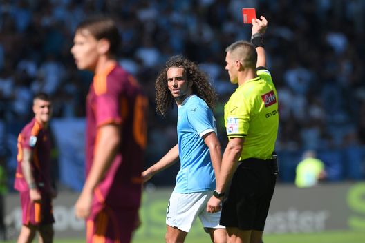 Sozza sventola il cartellino rosso a Guendouzi. (Getty Images) Pellegrini, lacrime e gol decisivo: la Roma vince e fa tremare la Lazio- immagine 3