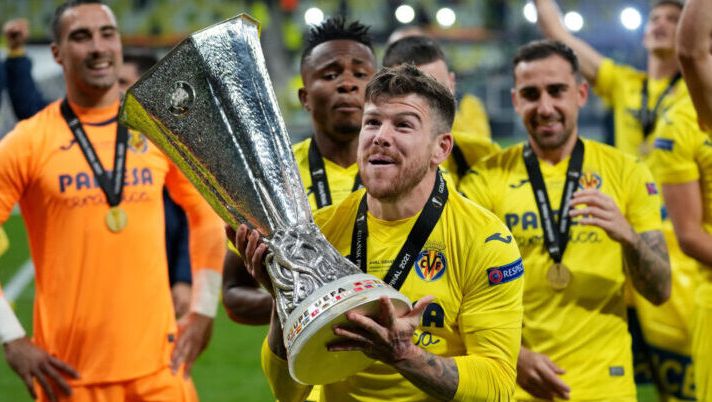 GDANSK, POLAND - MAY 26: Alberto Moreno of Villarreal CF celebrates with the UEFA Europa League Trophy following the UEFA Europa League Final between Villarreal CF and Manchester United at Gdansk Arena on May 26, 2021 in Gdansk, Poland. (Photo by Michael Sohn - Pool/Getty Images) BREAKING – Alberto Moreno è in arrivo al Como: si chiude l’affare a zero - immagine 1
