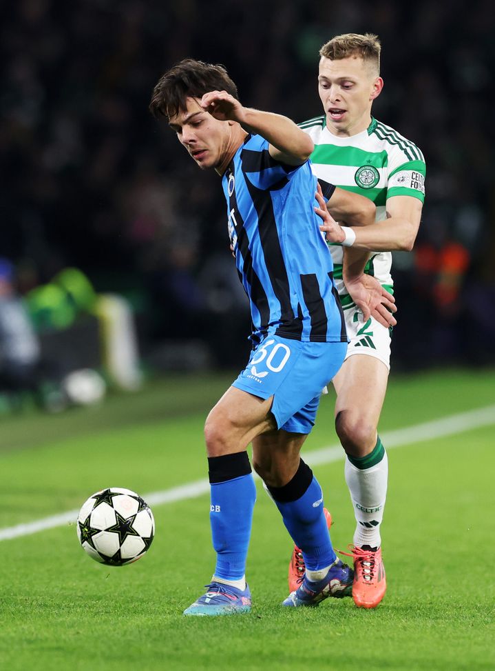 GLASGOW, SCOTLAND - NOVEMBER 27: Ardon Jashari of Club Brugge KV controls the ball under pressure from Alistair Johnston of Celtic during the UEFA Champions League 2024/25 League Phase MD5 match between Celtic FC and Club Brugge KV at Celtic Park on November 27, 2024 in Glasgow, Scotland. (Photo by Ian MacNicol/Getty Images) Dal Belgio frecciatine al Milan per le frasi di Tare e Scaroni, mentre Brugge è discreto- immagine 2