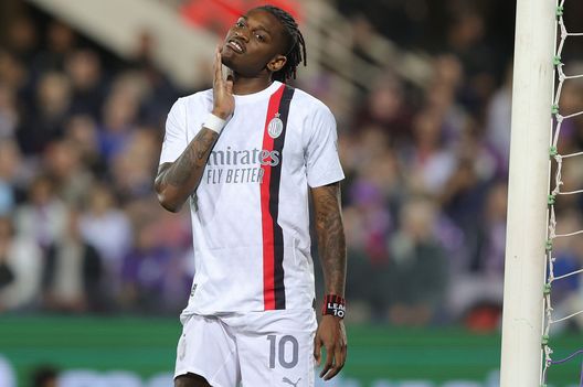 FLORENCE, ITALY - MARCH 30: Rafael Leao of AC Milan reacts during the Serie A TIM match between ACF Fiorentina and AC Milan - Serie A TIM at Stadio Artemio Franchi on March 30, 2024 in Florence, Italy.(Photo by Gabriele Maltinti/Getty Images) Milan, alta tensione: Theo Hernandez e Leao in disparte al cooling break- immagine 2