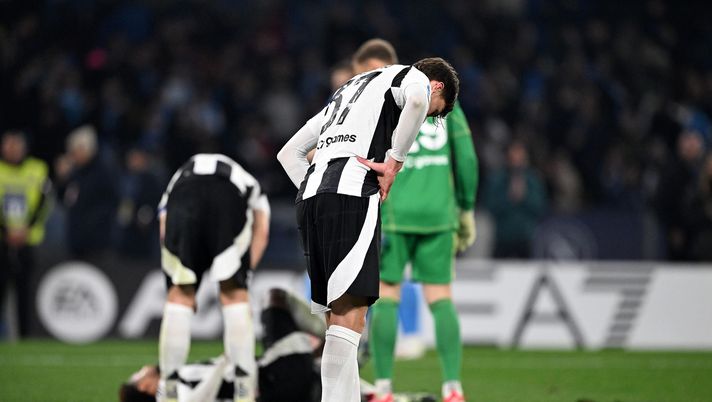 NAPLES, ITALY - JANUARY 25: Juventus players stand disappointed after the Serie A match between Napoli and Juventus at Stadio Diego Armando Maradona on January 25, 2025 in Naples, Italy. (Photo by Francesco Pecoraro/Getty Images) Adani duro: “Juve, che delusione! Contro il Napoli un secondo tempo nullo” - immagine 1