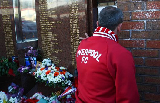 Hillsborough, il ricordo vive: Van Dijk e Slot rendono omaggio alle vittime- immagine 2