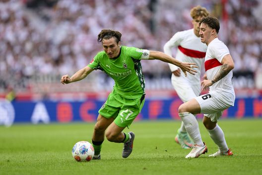 STOCCARDA, GERMANIA - 30 AGOSTO: Rocco Reitz del Borussia Mönchengladbach lotta per il possesso palla con Angelo Stiller dello Stoccarda (da sinistra a destra) durante la partita di Bundesliga tra VfB Stuttgart e Borussia Monchengladbach alla MHPArena il 30 agosto 2025 a Stoccarda, Germania. (Foto di Helge Prang/Getty Images) Union Berlino-M’Gladbach in diretta streaming gratis: dove vedere la partita- immagine 3