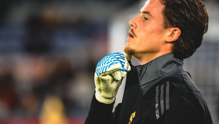 ROME, ITALY - OCTOBER 29: AS Roma player Mile Svilar warm-up prior to the Serie A match between AS Roma and Parma Calcio 1913 at Stadio Olimpico on October 29, 2025 in Rome, Italy. (Photo by Fabio Rossi/AS Roma via Getty Images) Milan-Roma, Svilar: “Oggi è un big match, vediamo cosa esce fuori. Maignan? Dico…” - immagine 1