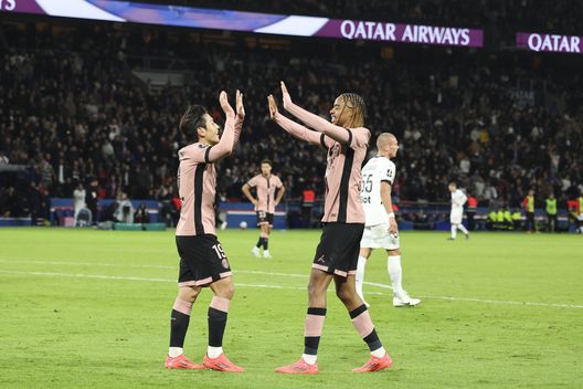 PARIGI, FRANCIA - 27 SETTEMBRE: Lee Kang, numero 19 del Paris Saint-Germain, festeggia il suo gol con Bradley Barcola, numero 29 del Paris Saint-Germain, durante la partita di Ligue 1 tra Paris Saint-Germain e Stade Rennais FC al Parc des Princes il 27 settembre 2024 a Parigi, Francia. (Foto di Catherine Steenkeste/Getty Images per Qatar Airways) Massara Rennes