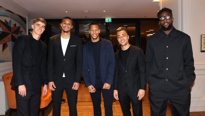 MILAN, ITALY - FEBRUARY 23: Charles De Ketelaere, Malick Thiaw, Aster Vranckx, Serginho Dest and Divock Origi pose during the AC Milan Foundation Gala Event on February 23, 2023 in Milan, Italy. (Photo by Vincenzo Lombardo/AC Milan via Getty Images) milan-calciomercato-22-23-cessioni-maldini-thiaw-messias-de-ketelaere-dest-vranckx-florenzi-vasquez-origi