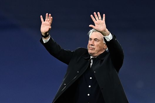 MADRID, SPAIN - MAY 04: L'allenatore del Real Madrid Carlo Ancelotti festeggia il passaggio in finale di Champions League (Photo by David Ramos/Getty Images) Barcellona-Real per il titolo, Ancelotti al Passo d’Addio – il pronostico di DDD- immagine 3