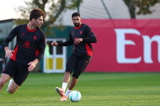 Ruben Loftus-Cheek oggi a Milanello (Photo by Giuseppe Cottini/AC Milan via Getty Images)  Oggi a Milanello, Estupinan e Jashari in gruppo: tutte le foto