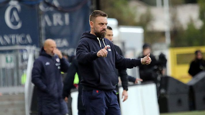 CAGLIARI, ITALY - NOVEMBER 22: Daniele De Rossi coach of Genoa reacts during the Serie A match between Cagliari Calcio and Genoa CFC at Stadio Sant'Elia on November 22, 2025 in Cagliari, Italy. (Photo by Enrico Locci/Getty Images) De Rossi: “Rispondo così su Colombo, Vitinha ed Ekhator! Sul sostituto di Norton-Cuffy e il mercato…” - immagine 1