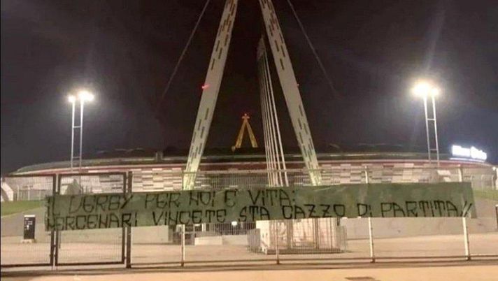 Juventus, lo striscione dei tifosi: “Mercenari, per noi il derby è vita” - immagine 1