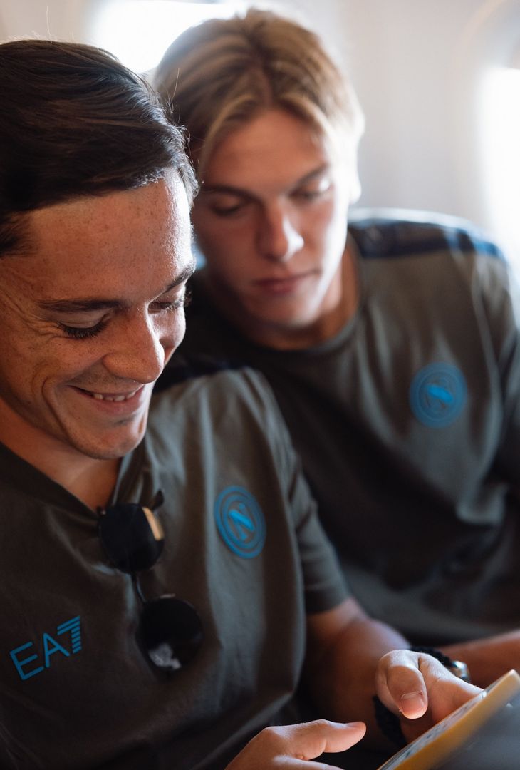 GALLERY Il Napoli è partito per Cagliari: sorrisi e concentrazione degli azzurri - immagine 5