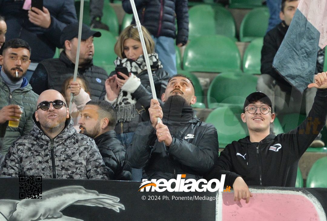 FOTOTIFO Palermo-Bari 3-0, gli scatti ai tifosi al “Renzo Barbera” (GALLERY) - immagine 47