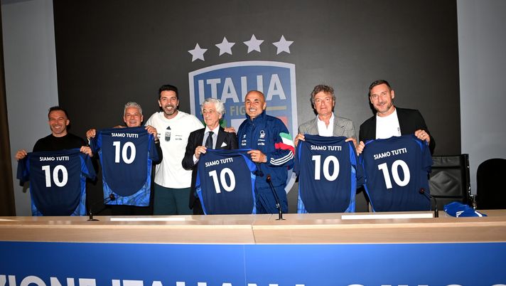 I campioni storici caricano gli azzurri - immagine 1