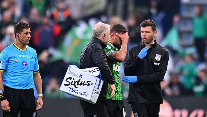 SASSUOLO, ITALY - OCTOBER 26: Domenico Berardi of Sassuolo leaves the field following medical treatment after picking up an injury during the Serie A match between US Sassuolo Calcio and AS Roma at Mapei Stadium Citta del Tricolore on October 26, 2025 in Sassuolo, Italy. (Photo by Alessandro Sabattini/Getty Images) ULTIM’ORA – Sassuolo, l’esito dei controlli per Berardi dopo il trauma cranico: il comunicato - immagine 1