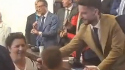 La disponibilità di Mertens: firma autografi ad alcuni piccoli tifosi