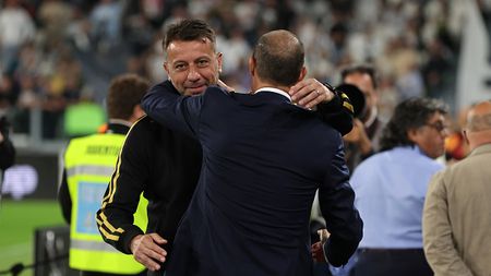 TURIN, ITALY - SEPTEMBER 26: Roberto D'Aversa Head coach of US Lecce, and Massimiliano Allegri Head coach of Juventus embrace prior to kick-off in the Serie A TIM match between Juventus and US Lecce at Allianz Stadium on September 26, 2023 in Turin, Italy. (Photo by Jonathan Moscrop/Getty Images)
