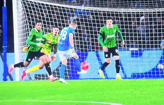 LIVE Napoli-Sassuolo 1-0: Milinkovic bravo in presa su cross di Walukiewicz - immagine 2