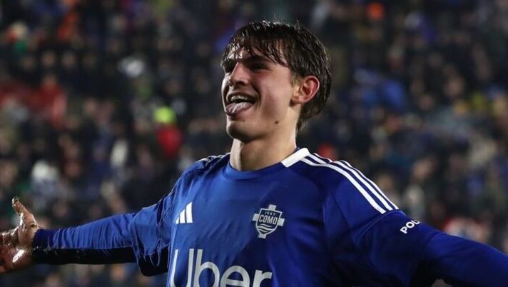 COMO, ITALY - JANUARY 20: Nico Paz of Como 1907 celebrates after scoring their team's fourth goal during the Serie A match between Como 1907 and Udinese Calcio at Stadio G. Sinigaglia on January 20, 2025 in Como, Italy. (Photo by Marco Luzzani/Getty Images) Como, niente Mondiale per club col Real per Nico Paz. Le ultime sul suo futuro - immagine 1