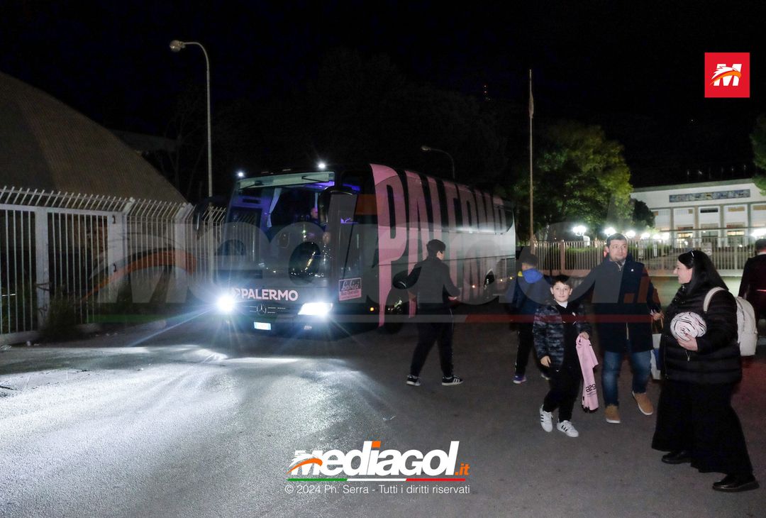 FOTO PALERMO: la squadra rosanero si raduna al parcheggio dell’Ippodromo (GALLERY) - immagine 21