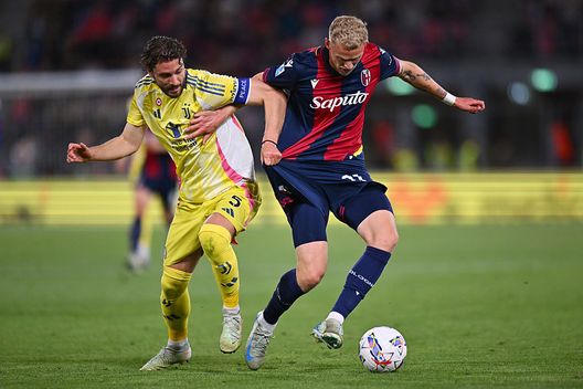 Bologna, Italia - 4 maggio 2025: Jens Odgaard del Bologna e Manuel Locatelli della Juventus. (Foto di Alessandro Sabattini/Getty Images) Bologna-Juventus, un film con Tom Cruise per il big match di stasera- immagine 3