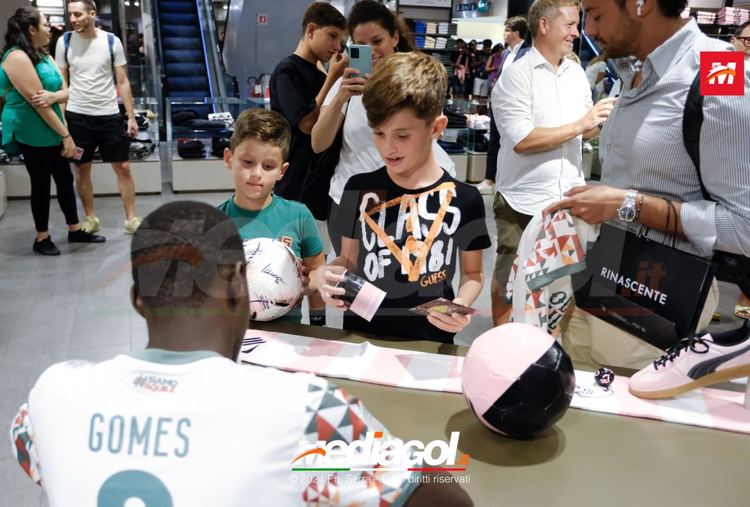 FOTO, i tifosi rosanero incontrano i propri beniamini alla Rinascente (Gallery) - immagine 41