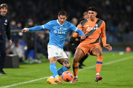 Pasquale Mazzocchi della SSC Napoli combatte per il possesso con Raoul Bellanova dell'Atalanta BC durante la partita di Serie A tra SSC Napoli e Atalanta BC allo Stadio Diego Armando Maradona il 22 novembre 2025 a Napoli Dal Dall’Ara al Maradona: le quindici giornate di Napoli sulle note di Ornella Vanoni- immagine 2