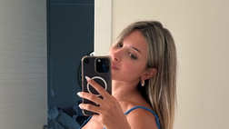 Agustina al mare col pancione. Lady Martinez sexy con un bikini azzurro