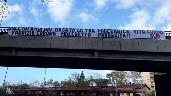 Roma, lo striscione degli ultras contro Corona: “Sull’infamia hai basato la tua vita” Roma, lo striscione degli ultras contro Corona: “Sull’infamia hai basato la tua vita” - immagine 1