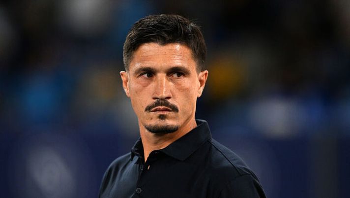 NAPLES, ITALY - AUGUST 30: Fabio Pisacane, Cagliari Calcio head coach, looks on during the Serie A match between SSC Napoli and Cagliari Calcio at Stadio Diego Armando Maradona on August 30, 2025 in Naples, Italy. (Photo by Francesco Pecoraro/Getty Images) Pisacane: “Folorunsho e Palestra non convocati per domani, le loro condizioni! Out Mina, chi può giocare” - immagine 1