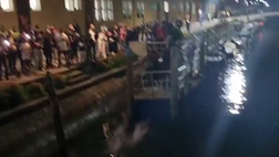 Venezia in Serie A, capitan Modolo fa festa con un tuffo | VIDEO