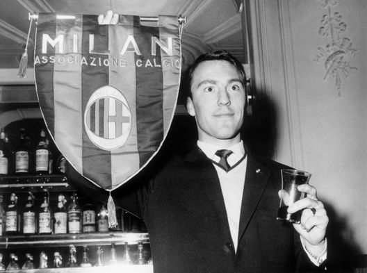 Chelsea striker Jimmy Greaves holds up an AC Milan pennant during a visit to the club in Milan before his transfer to the Italian side, 2nd May 1961. (Photo by Keystone/Hulton Archive/Getty Images) Fuori mercato: il ricavo della maglia non riflette il valore del Milan- immagine 3