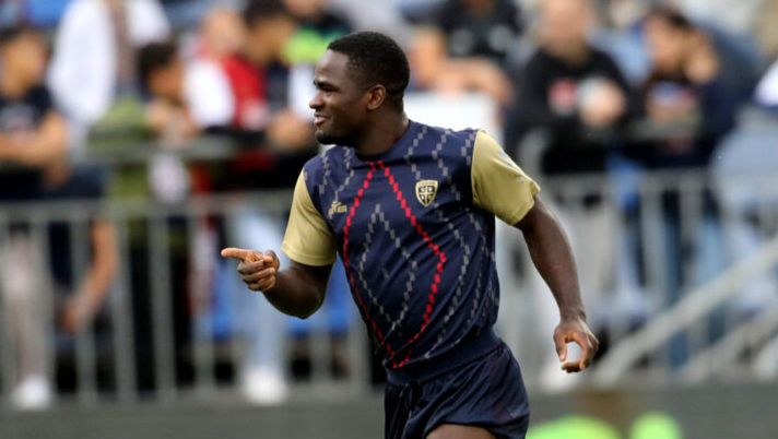 CAGLIARI, ITALY - OCTOBER 20: Zito Luvumbo of Cagliari warms up ahead of the Serie A match between Cagliari and Torino at Sardegna Arena on October 20, 2024 in Cagliari, Italy. (Photo by Enrico Locci/Getty Images) Da Gaetano e Luvumbo a Coman e Zappa: chi gioca e chi no nel Cagliari - immagine 1