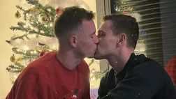 Calcio – ‘Buon Natale’: Jankto posta una foto mentre bacio il suo compagno