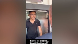 VIDEO / Beckham va al fast food: il cameriere non ci crede