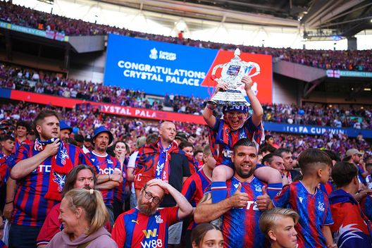 Un giovane tifoso del Crystal Palace solleva una Coppa d’Inghilterra fatta di carta stagnola dopo la vittoria della sua squadra nella finale della Emirates FA Cup tra Crystal Palace e Manchester City, disputata al Wembley Stadium il 17 maggio 2025 a Londra, Inghilterra. (Foto di Mike Hewitt/Getty Images) Il Crystal Palace non ci sta e presenta il ricorso al tribunale dello sport- immagine 4